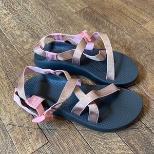 NWOT Chaco z boulder 2 multisport sandals metallic rose